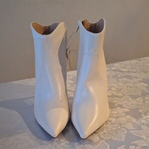 Women's White  Pointed Toe Ankle Boots